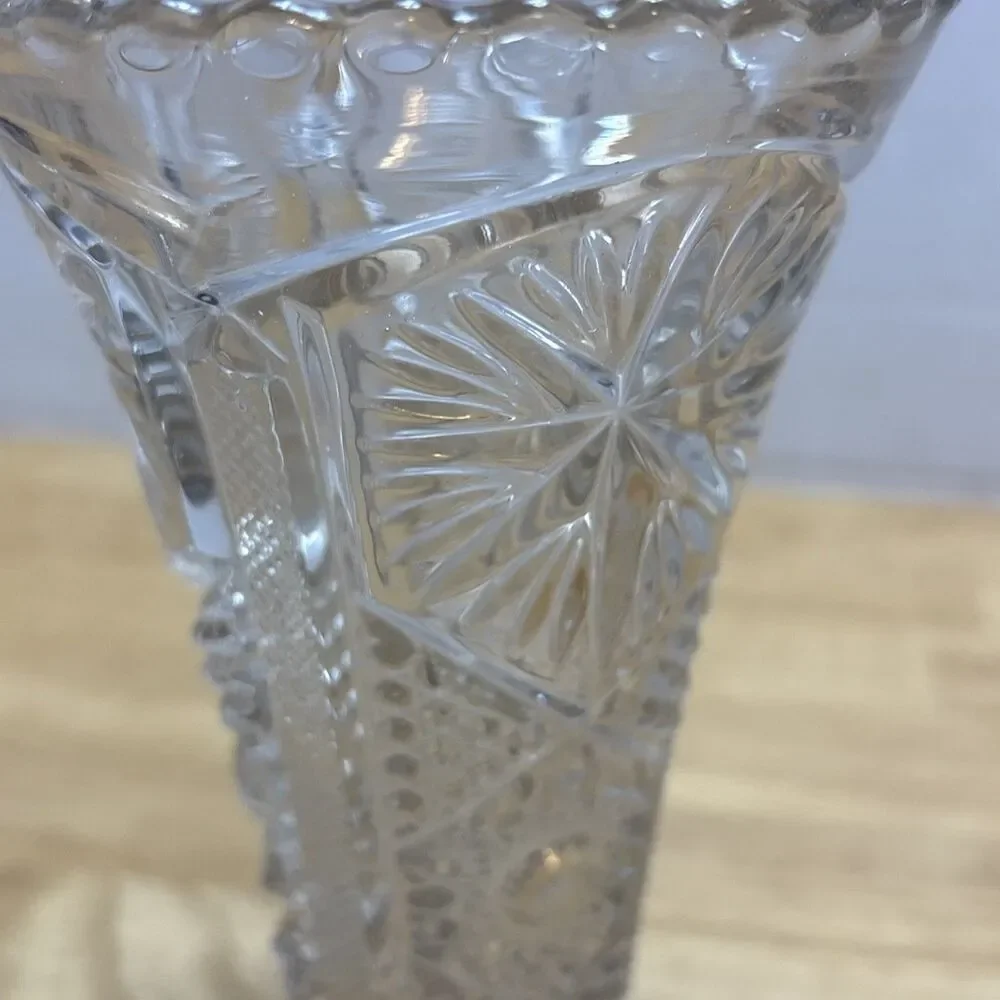Vintage Clear Cut Glass Diamond Point/Starburst Pattern Scalloped Edge Vase